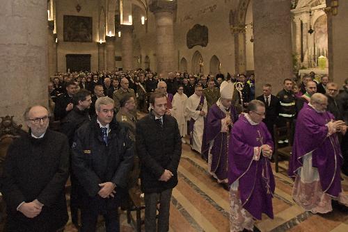 Il governatore Fedriga con il capo dipartimento PC Borelli e il vicegovernatore Riccardi assistono alla cerimonia religiosa per il trigesimo in ricordo di Zamberletti nel duomo di Gemona